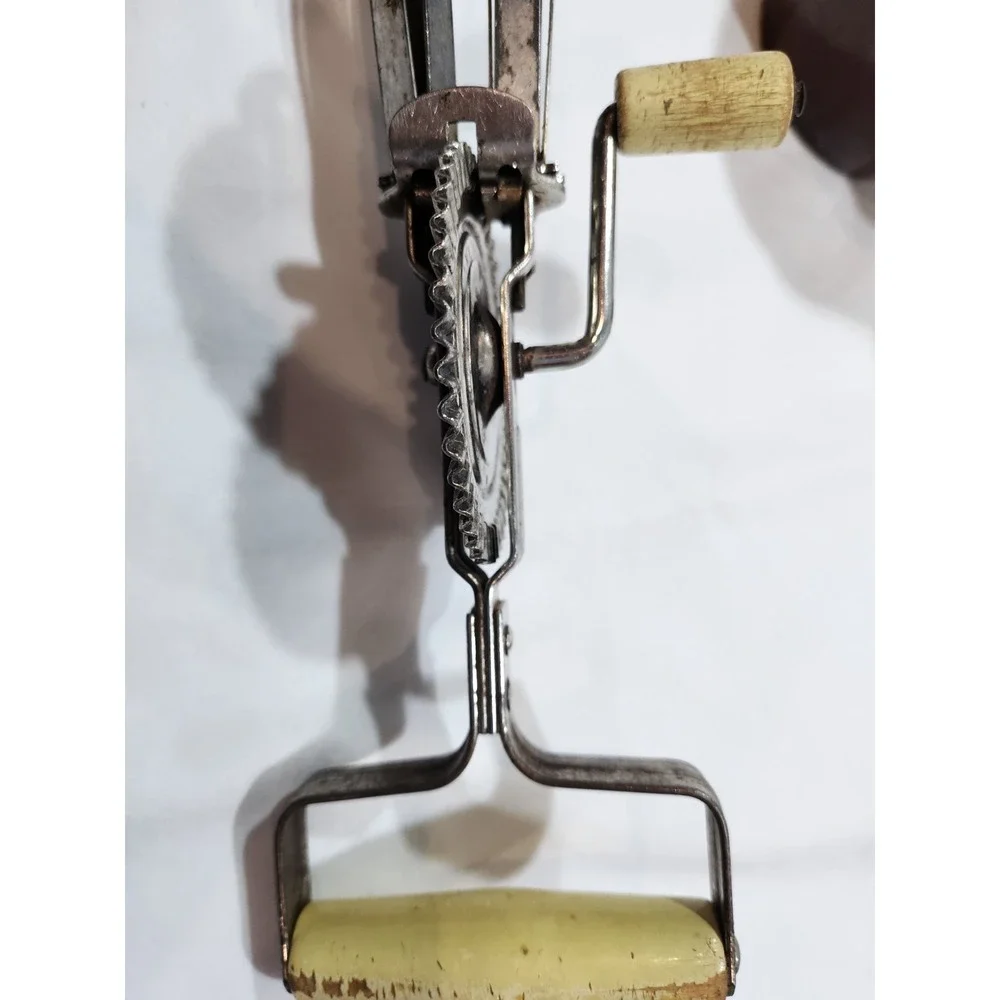Vintage Hand Mixer- TAPLIN MFG CO. NEW BRITAIN CONN.USA & HULL OVENPROOF USA MUG